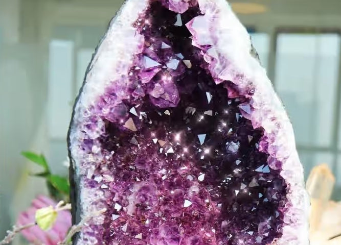What-are-the-effects-of-amethyst-geodes-Where-is-the-right-place-to-put-in-your-home Buddha&Energy