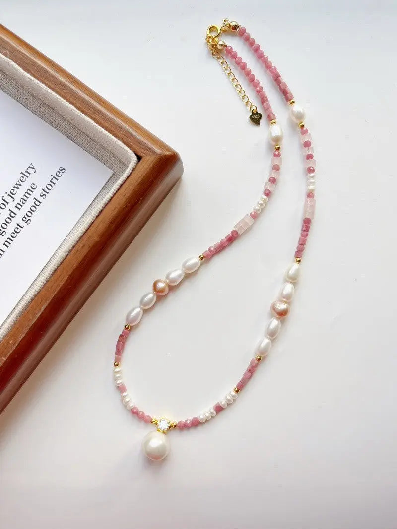 Blossom studio·Pink Natural Stone Pearl Stitching Necklace｜Elegant White｜40+5 cm https://www.xiaohongshu.com/goods-detail/65b0d7e9adec650001716057