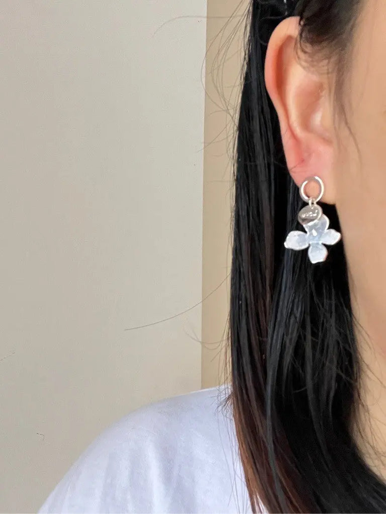 Blossom studio·925Sterling Silver Fairy Bow Blue Crystal Stone Earrings https://www.xiaohongshu.com/goods-detail/661b32d1907600000185716e