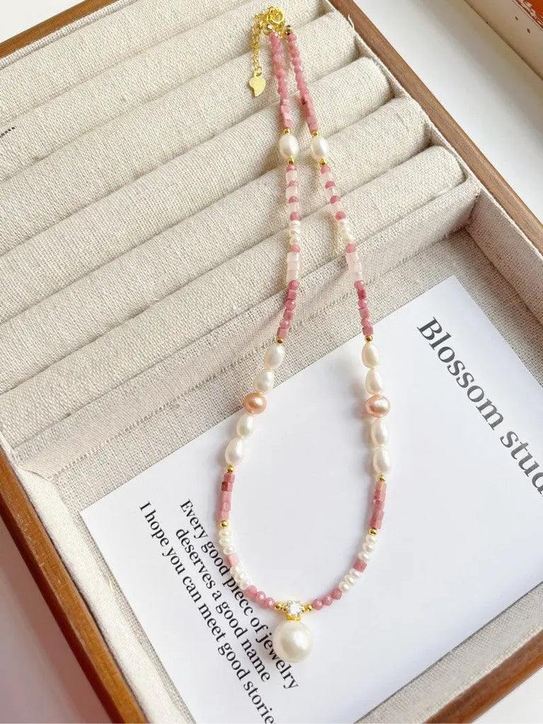 Blossom studio·Pink Natural Stone Pearl Stitching Necklace｜Elegant White｜40+5 cm https://www.xiaohongshu.com/goods-detail/65b0d7e9adec650001716057