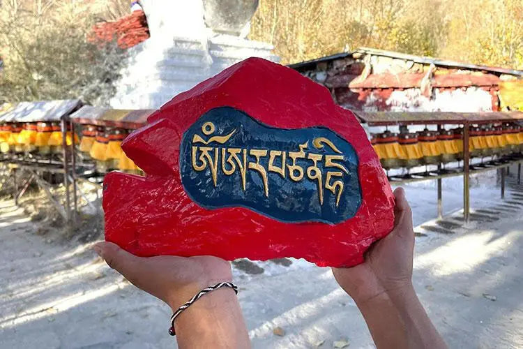 Traditional hand-carved Mani stoneTraditional hand-carved Mani stone
This is the traditional hand-carved Mani stone in Lhasa, after the carving,
Ram will put the mani stone on behalf of everyone.
ThiBuddha EnergyBuddha&EnergyTibetan hand-carved