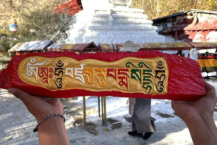 Traditional hand-carved Mani stoneTraditional hand-carved Mani stone
This is the traditional hand-carved Mani stone in Lhasa, after the carving,
Ram will put the mani stone on behalf of everyone.
ThiBuddha EnergyBuddha&EnergyTibetan hand-carved