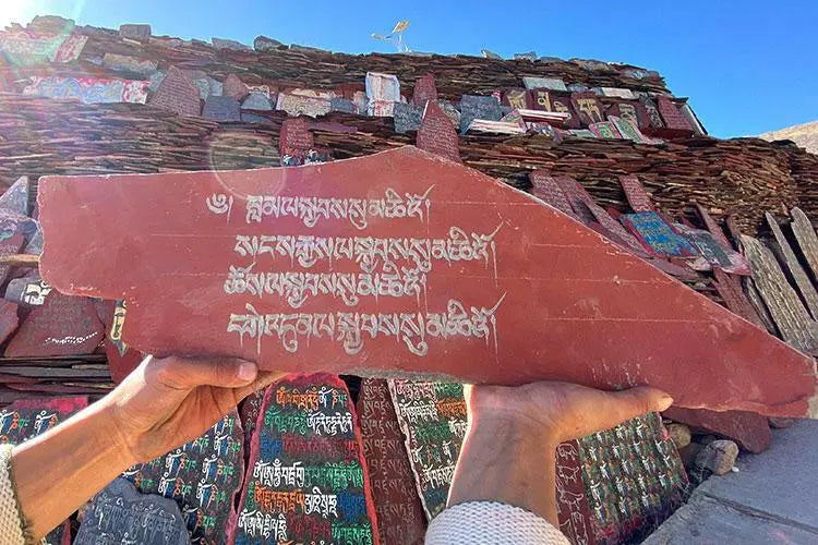 Traditional hand-carved Mani stoneTraditional hand-carved Mani stone
This is the traditional hand-carved Mani stone in Lhasa, after the carving,
Ram will put the mani stone on behalf of everyone.
ThiBuddha EnergyBuddha&EnergyTibetan hand-carved