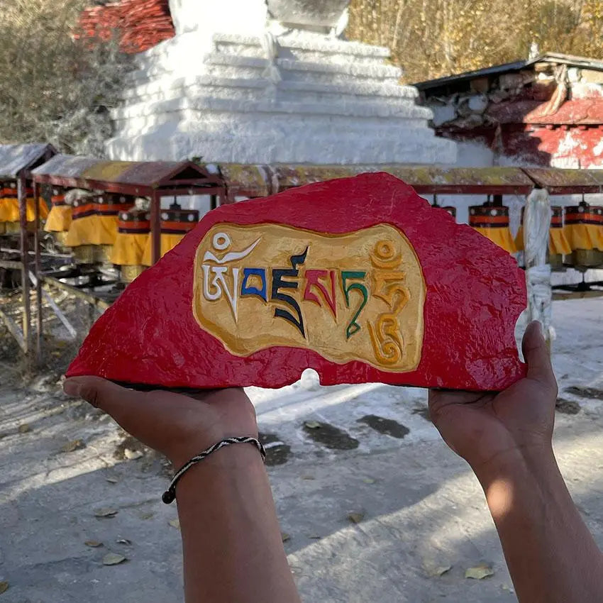 Traditional hand-carved Mani stoneTraditional hand-carved Mani stone
This is the traditional hand-carved Mani stone in Lhasa, after the carving,
Ram will put the mani stone on behalf of everyone.
ThiBuddha EnergyBuddha&EnergyTibetan hand-carved