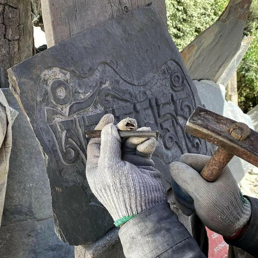 Traditional hand-carved Mani stoneTraditional hand-carved Mani stone
This is the traditional hand-carved Mani stone in Lhasa, after the carving,
Ram will put the mani stone on behalf of everyone.
ThiBuddha EnergyBuddha&EnergyTibetan hand-carved