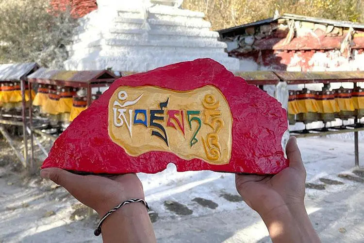 Traditional hand-carved Mani stoneTraditional hand-carved Mani stone
This is the traditional hand-carved Mani stone in Lhasa, after the carving,
Ram will put the mani stone on behalf of everyone.
ThiBuddha EnergyBuddha&EnergyTibetan hand-carved