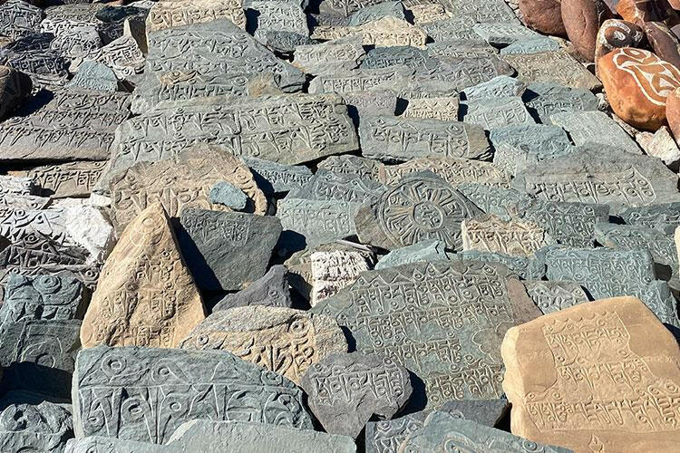 Traditional hand-carved Mani stoneTraditional hand-carved Mani stone
This is the traditional hand-carved Mani stone in Lhasa, after the carving,
Ram will put the mani stone on behalf of everyone.
ThiBuddha EnergyBuddha&EnergyTibetan hand-carved