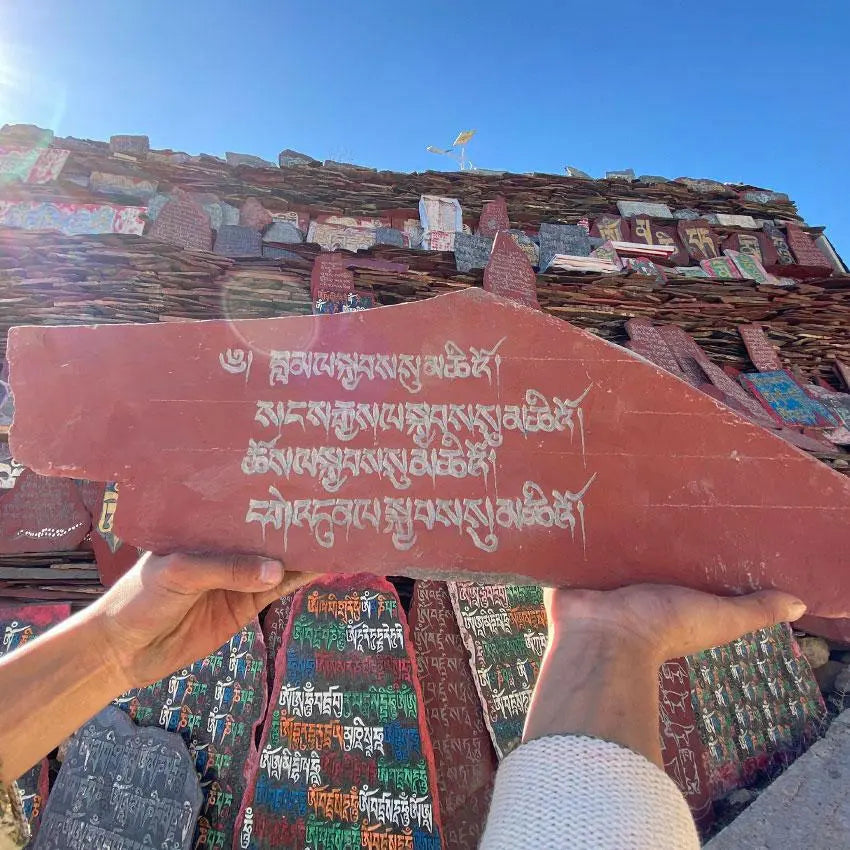 Traditional hand-carved Mani stoneTraditional hand-carved Mani stone
This is the traditional hand-carved Mani stone in Lhasa, after the carving,
Ram will put the mani stone on behalf of everyone.
ThiBuddha EnergyBuddha&EnergyTibetan hand-carved