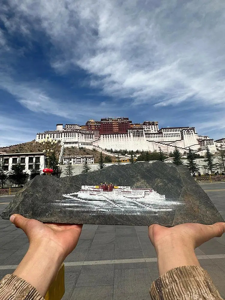 Hand-painted Tibetan Potaba Palace,  and other themesOriginal stone flakes hand-painted Potaba Palace ornamentsThis is a Tibetan folk painter in Lhasa who uses Mani stone flakes as materials.The painted Potaba Palace, Buddha EnergyBuddha&EnergyOriginal Stone Hand-painted Tibet Potala Palace Mani Stone Painted Art Ornaments Gang Rinpozi