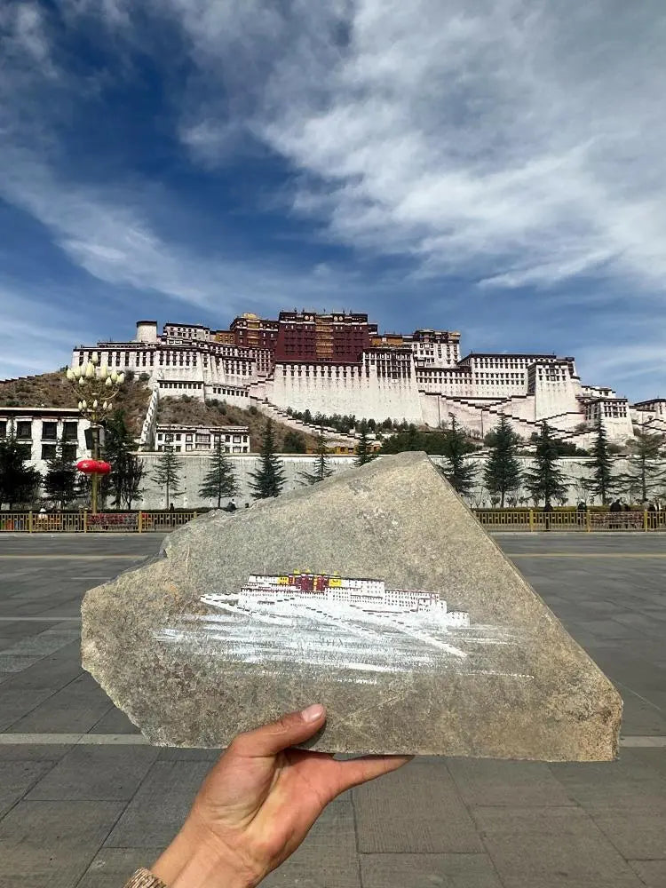 Hand-painted Tibetan Potaba Palace,  and other themesOriginal stone flakes hand-painted Potaba Palace ornamentsThis is a Tibetan folk painter in Lhasa who uses Mani stone flakes as materials.The painted Potaba Palace, Buddha EnergyBuddha&EnergyOriginal Stone Hand-painted Tibet Potala Palace Mani Stone Painted Art Ornaments Gang Rinpozi