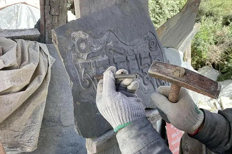 Traditional hand-carved Mani stoneTraditional hand-carved Mani stone
This is the traditional hand-carved Mani stone in Lhasa, after the carving,
Ram will put the mani stone on behalf of everyone.
ThiBuddha EnergyBuddha&EnergyTibetan hand-carved