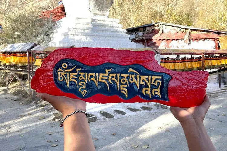 Traditional hand-carved Mani stoneTraditional hand-carved Mani stone
This is the traditional hand-carved Mani stone in Lhasa, after the carving,
Ram will put the mani stone on behalf of everyone.
ThiBuddha EnergyBuddha&EnergyTibetan hand-carved