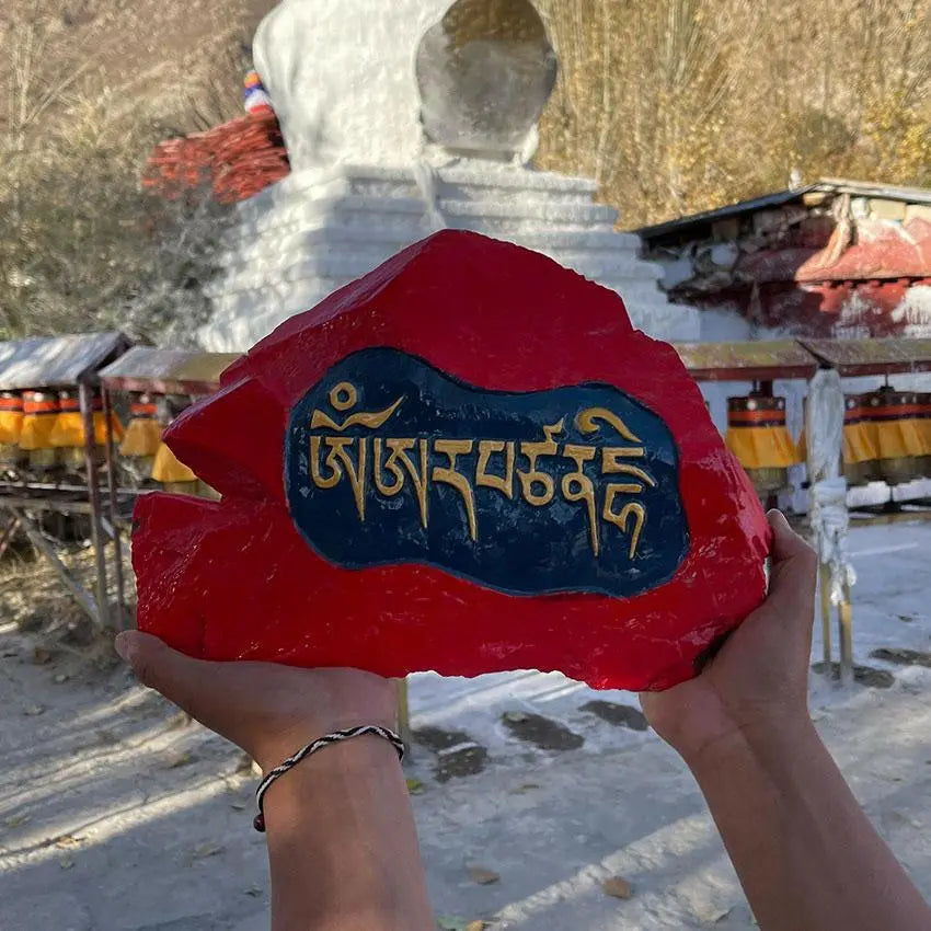 Traditional hand-carved Mani stoneTraditional hand-carved Mani stone
This is the traditional hand-carved Mani stone in Lhasa, after the carving,
Ram will put the mani stone on behalf of everyone.
ThiBuddha EnergyBuddha&EnergyTibetan hand-carved