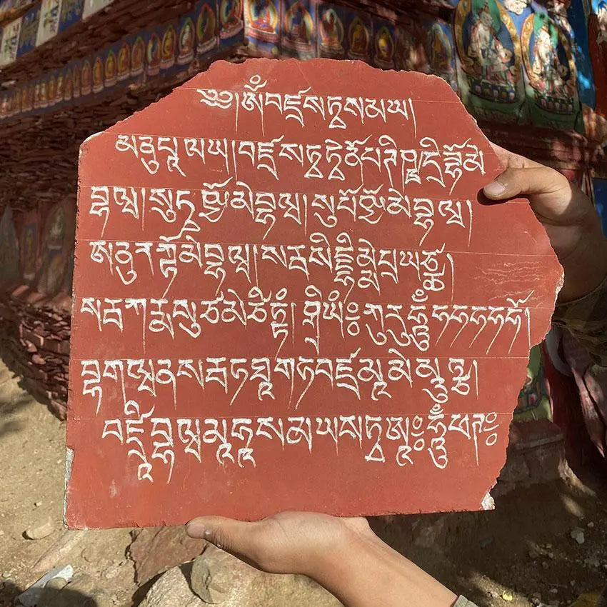 Traditional hand-carved Mani stoneTraditional hand-carved Mani stone
This is the traditional hand-carved Mani stone in Lhasa, after the carving,
Ram will put the mani stone on behalf of everyone.
ThiBuddha EnergyBuddha&EnergyTibetan hand-carved