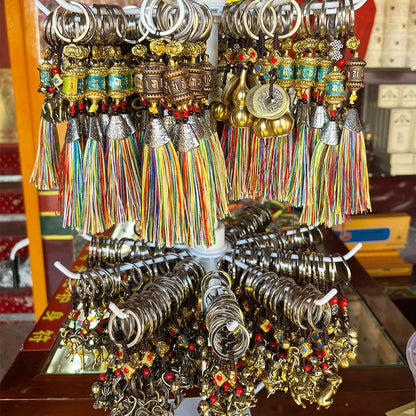 Six-word mantra key chainFive-strand vara key chainThis vara Doree key chain is a characteristic handicraft of Bark hor Street in TibetGifts, small and exquisite, with a six-character mantraBuddha EnergyBuddha&Energy-character True Words Keychain Key Hanging Jewelry