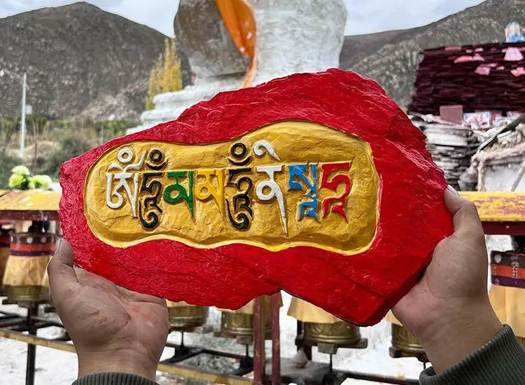 Traditional hand-carved Mani stoneTraditional hand-carved Mani stone
This is the traditional hand-carved Mani stone in Lhasa, after the carving,
Ram will put the mani stone on behalf of everyone.
ThiBuddha EnergyBuddha&EnergyTibetan hand-carved