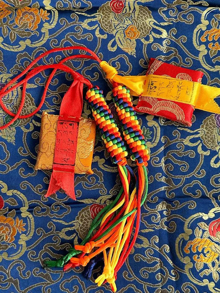 Saki 3-in-1 Vary Knot Amulet-Amulet EcommerceIntroducing the Saki 3-in-1 Vary Knot Amulet on our Amulet Ecommerce Platform
Inside, there are big white umbrellas covering Buddha mothers, horse-headed kings, and Buddha EnergyBuddha&EnergySaki 3-