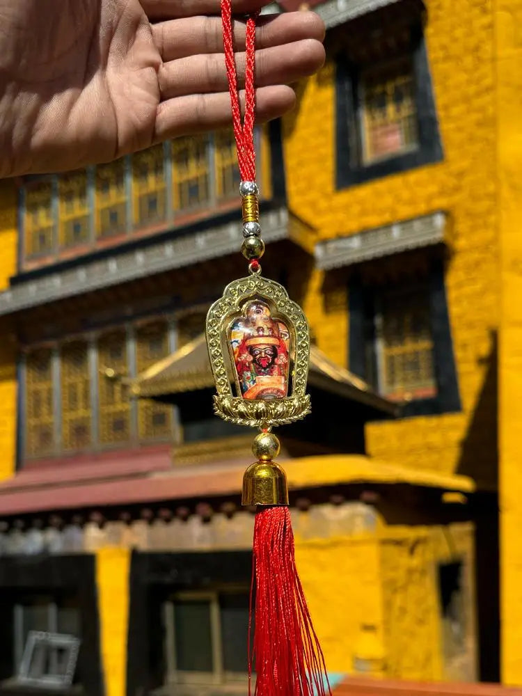 Ziram safe car hangingZiram safe car hangingThis side of Tibet is generally hung in the car.On the rear view mirror, they are red and yellow, with a total length of 35 cm
On the front is Buddha EnergyBuddha&Energy[Ram Purchasing] Tibet Lhasa Zakiram Car Hanging Tibetan God