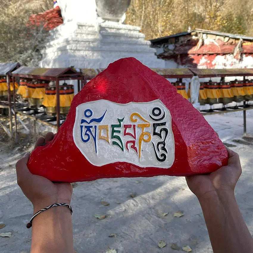 Traditional hand-carved Mani stoneTraditional hand-carved Mani stone
This is the traditional hand-carved Mani stone in Lhasa, after the carving,
Ram will put the mani stone on behalf of everyone.
ThiBuddha EnergyBuddha&EnergyTibetan hand-carved