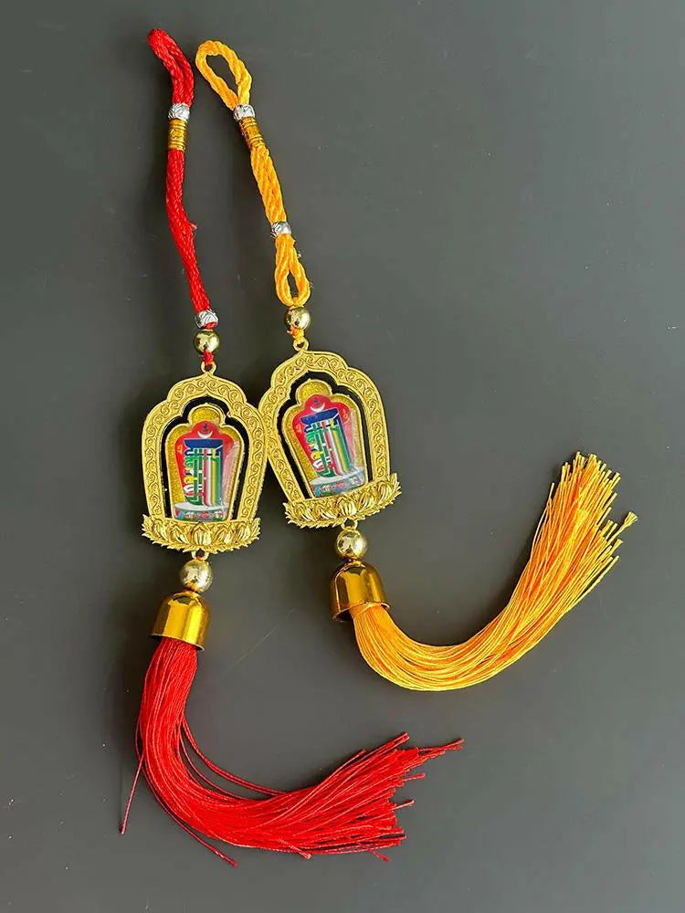 Ziram safe car hangingZiram safe car hangingThis side of Tibet is generally hung in the car.On the rear view mirror, they are red and yellow, with a total length of 35 cm
On the front is Buddha EnergyBuddha&Energy[Ram Purchasing] Tibet Lhasa Zakiram Car Hanging Tibetan God