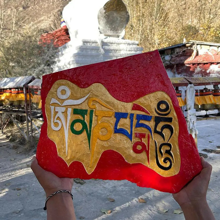 Traditional hand-carved Mani stoneTraditional hand-carved Mani stone
This is the traditional hand-carved Mani stone in Lhasa, after the carving,
Ram will put the mani stone on behalf of everyone.
ThiBuddha EnergyBuddha&EnergyTibetan hand-carved