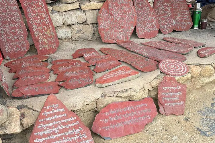 Traditional hand-carved Mani stoneTraditional hand-carved Mani stone
This is the traditional hand-carved Mani stone in Lhasa, after the carving,
Ram will put the mani stone on behalf of everyone.
ThiBuddha EnergyBuddha&EnergyTibetan hand-carved