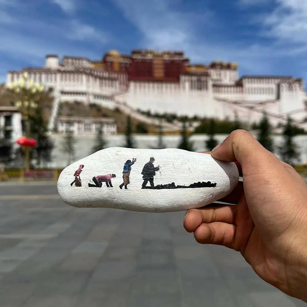 Hand-painted Tibetan Potaba Palace,  and other themesOriginal stone flakes hand-painted Potaba Palace ornamentsThis is a Tibetan folk painter in Lhasa who uses Mani stone flakes as materials.The painted Potaba Palace, Buddha EnergyBuddha&EnergyOriginal Stone Hand-painted Tibet Potala Palace Mani Stone Painted Art Ornaments Gang Rinpozi