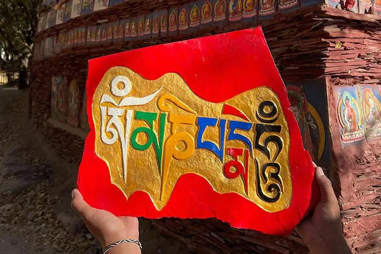 Traditional hand-carved Mani stoneTraditional hand-carved Mani stone
This is the traditional hand-carved Mani stone in Lhasa, after the carving,
Ram will put the mani stone on behalf of everyone.
ThiBuddha EnergyBuddha&EnergyTibetan hand-carved