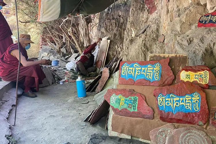 Traditional hand-carved Mani stoneTraditional hand-carved Mani stone
This is the traditional hand-carved Mani stone in Lhasa, after the carving,
Ram will put the mani stone on behalf of everyone.
ThiBuddha EnergyBuddha&EnergyTibetan hand-carved