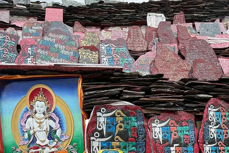 Traditional hand-carved Mani stoneTraditional hand-carved Mani stone
This is the traditional hand-carved Mani stone in Lhasa, after the carving,
Ram will put the mani stone on behalf of everyone.
ThiBuddha EnergyBuddha&EnergyTibetan hand-carved