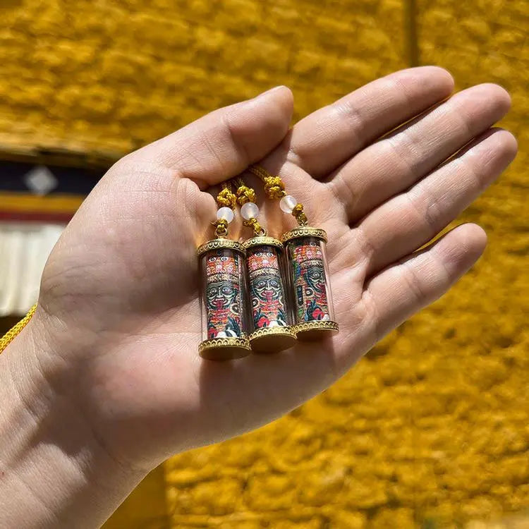 Tibetan God of Wealth Aka PendantAkira Tankage BottleThe Zakigawu bottle contains the small thanks of Akira, in the middle of the bottleContaining scriptures, barley and other items, the Gawk bottleBuddha EnergyBuddha&EnergyTibet Lhasa Zakilam Small Tangka Gawu Bottle Carry-