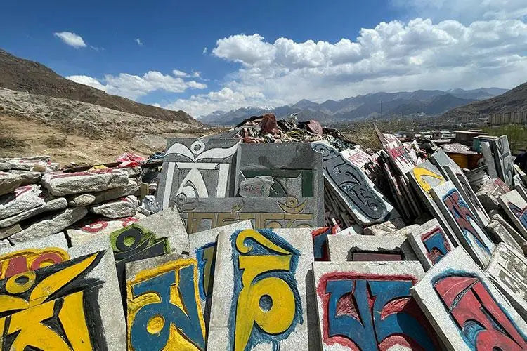 Traditional hand-carved Mani stoneTraditional hand-carved Mani stone
This is the traditional hand-carved Mani stone in Lhasa, after the carving,
Ram will put the mani stone on behalf of everyone.
ThiBuddha EnergyBuddha&EnergyTibetan hand-carved