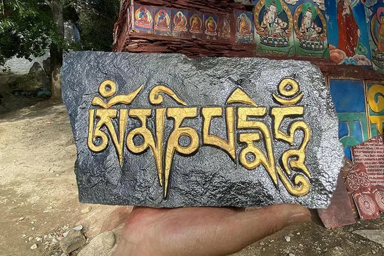 Traditional hand-carved Mani stoneTraditional hand-carved Mani stone
This is the traditional hand-carved Mani stone in Lhasa, after the carving,
Ram will put the mani stone on behalf of everyone.
ThiBuddha EnergyBuddha&EnergyTibetan hand-carved